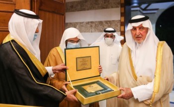 أمير منطقة مكة المكرمة يتسلّم من الرئيس العام خطة الرئاسة لموسم حج هذا العام وتقريراً عن جهودها الاحترازية لمواجهة فيروس كورونا في المسجد الحرام
