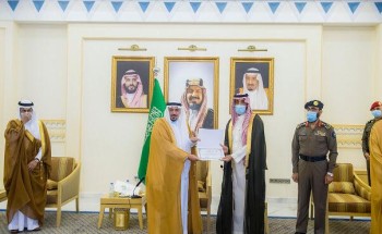 أمير القصيم يكرم عدد من منسوبي الدفاع المدني ومسؤولي القطاعات الحكومية