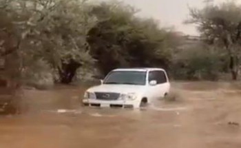 شاهد .. قائد مركبة يعجز على السيطرة بمركبته وسط جريان السيول في الطائف