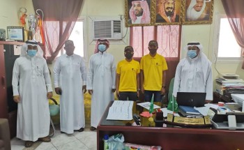 فريق -ابشر بنا – بلجنة تنمية القحمة يبادر بايصال الكتب المدرسية لبعض الأسر  بمركز القحمة