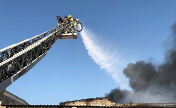 مدني الشرقية يخمد حريق في مستودعات وورش بصناعية الخضرية