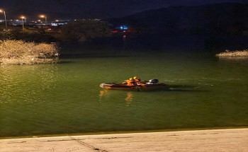 فرق الدفاع المدني بالطائف تنتشل جثتين لشخصين غرقا في سد وادي صعب.