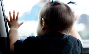 تحذير من المرور: ترك الأطفال دون سن العاشرة في المركبة يُعد مخالفة .. وهذه العقوبة تنتظر المخالفين!