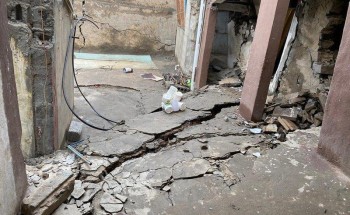 بالصور: أسرة تنجو بأعجوبة من موت محقق بعد انهيار المنزل فوق رؤوسهم في الداير بجازان