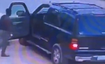 مرتدياً كمامة سوداء .. شاهد: لحظة قيام لص بسرقة “كيابل كهربائية من عمارة سكنية بالرياض