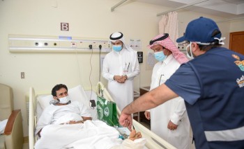 اللواء الداود ينقل معايدة سمو الأمير عبدالعزيز بن سعود للمنومين بمستشفى قوى الأمن بمكة