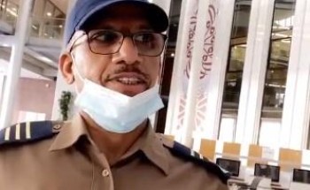 يتحدث 3 لغات .. شاهد: حارس أمن يعمل في مكتبة الملك فهد منذ 30 عاماً