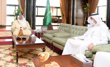 أمير تبوك يستقبل وكيل الإمارة  والوكلاء المساعدين ورؤساء الأقسام المهنئين بعيد الاضحى المبارك