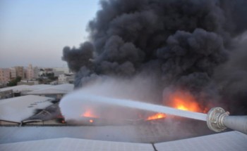 الدفاع المدني بجدة يباشر حريق في عدد من المستودعات بحي المحجر