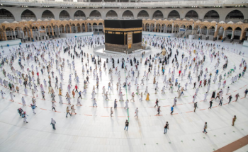 حجاج بيت الله الحرام يؤدون صلاة المغرب بعد إتمام مناسكهم