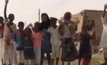 شاهد: أطفال السودان يرددون “يحيا الملك سلمان” أثناء استقبال المساعدات الإغاثية التي أرسلتها المملكة