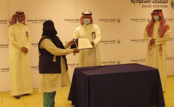 مدير جمرك مطار جدة يكرم الفريق التوعوي بأضرار كورونا