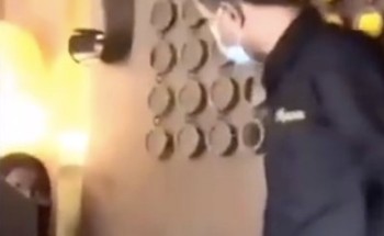 أول رد من الموارد البشرية على مقطع الوافد الأجنبي وهو يعتدي على موظفة سعودية