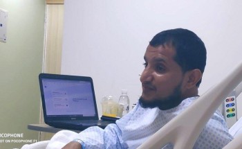 أجريت له عملية جراحية .. شاهد: معلم يشرح الدروس لطلابه وهو يرقد على السرير الأبيض في المستشفى