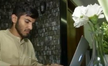 حلقة الوصل بين الطلاب والسفارة .. بالفيديو: طالب سعودي يتطوع لتسهيل عودة زملائه للدارسة في مصر