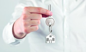 مواطن يتعرض للخداع وحنكة الإبن تساعده بإسترداد أمواله بعد شراء منزل و احتيال صاحب المكتب و البائع عليه بإسم الضريبة !