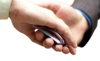 حكم الشرع في دفع الرشاوى لمنع الضرر عنه؟ .. المصلح يجيب!