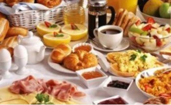 استشاري يحذر من تناول وجبة العشاء متأخرًا .. ويكشف عن السبب!