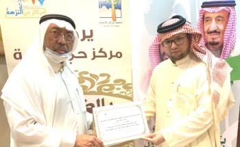 مركز حي النزهة يكرم الإعلامي ” عمر شيخ “