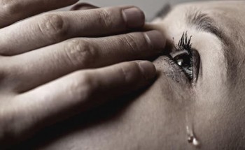 هل النوم بعد البكاء مباشرة يُسبب جلطات القلب؟.. مختص يُجيب