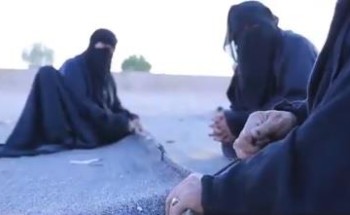 رغم انقراضها .. بالفيديو: مسنات في عرعر يداومن على مهنة حياكة بيوت الشعر اليدوية