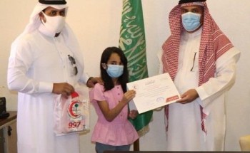 بعد موقفها البطولي واتخاذ الخطوات الصحيحة في إنقاذ والدها .. الهلال الأحمر بحائل يكرم الطفلة “غلاء الشمري”