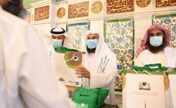 السديس يشارك في توزيع الهدايا على زائري المسجد النبوي