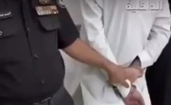 دوريات الأمن تلقي القبض على مقيم امتهن تزوير الإقامات ورخص القيادة بالرياض- فيديو