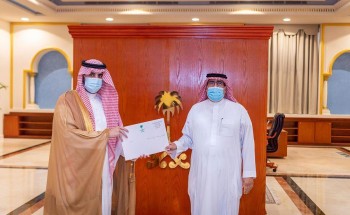 نظير جهوده في الإبلاغ عن تعديات على أراضٍ حكومية .. أمير الجوف يكرم مواطن ويوجه له الشكر والتقدير