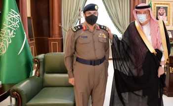 سمو أمير منطقة جازان يقلد مدير الدفاع المدني رتبته الجديدة ” لواء “..