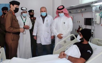 بعد تعرضهما لإصابة في إخماد حريق جبل غلامة .. مدير عام الدفاع المدني يطمئن على العريف خالد الشهري و سلمان العمري