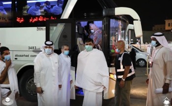بالصور .. لحظة وصول أول فوج من معتمري الخارج إلى المسجد الحرام للبدء في أداء مناسك العمرة