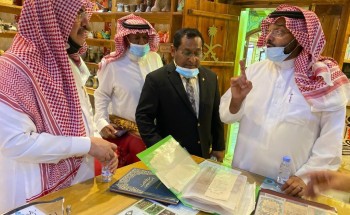 السفير المالديفي يزور متحف المناخة بأملج وقصر الامارة القديم