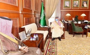 سمو نائب أمير منطقة حائل يستقبل مدير عام الشؤون الصحية الدكتور فرحان بن فالح الشمري في مكتبه