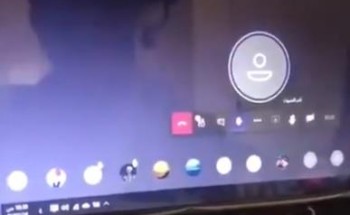 فيديو مؤثر لـ”طالب” يفاجئ معلمه بدعائه له بعد نهاية الحصة الدراسية عن بُعد “الله يدخلك الجنة”