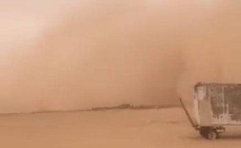 تصاعد الغبار وغطى المنطقة .. شاهد: عاصفة ترابية تجتاح حفر الباطن