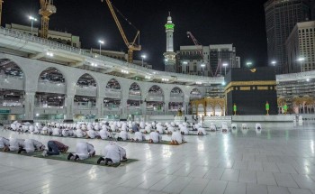 شاهد فيديو مؤثر .. إمام الحرم يبكي متأثراً خلال صلاة العشاء