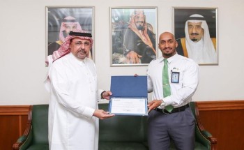 بالفيديو: موظف بـ”مطار الملك عبدالعزيز” يروي تفاصيل واقعة إعادته لمحفظة تحتوي على مبلغًا ماليًا كبيرًا لأحد المسافرين