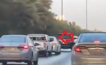 بالفيديو: مطاردة بين سيارتين على طريق بـ”الرياض”