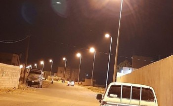 بلدية رجال ألمع تنتهي من إنارة طريق قرية دالج