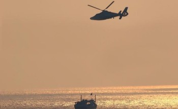 شاهد: القوات البحرية تنفذ عملية نوعية وتعترض مركب يحمل كمية كبيرة من الحشيش المخدر