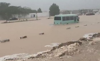 شاهد: الأمطار تغمر شوارع جدة وتتسبب في إعاقة الحركة المرورية