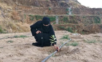 كأول مشروع ريفي .. بالصور : مواطنة تنشأ نزلاً ريفياً على أحد المطلات الجبلية بمحافظة الداير