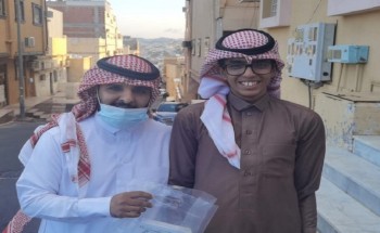 في مبادرة رائعة تهدف الى تحفيزهم .. شاهد: مجمع تعليمي بالطائف يكرم طلاب التربية الخاصة في منازلهم
