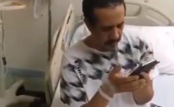 رغم وجوده في المستشفى لتلقي العلاج .. شاهد: معلم يتابع الدروس مع طلابه عبر “منصة مدرستي