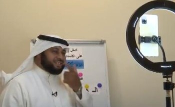 شاهد: معلم يبتكر وسيلة تحفيز لطلابه عن بُعد على طريقته الخاصة!