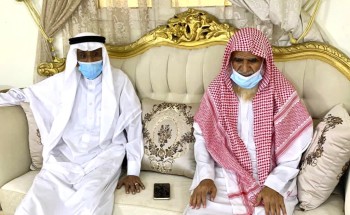 “مفتي منطقة جازان الشيخ آل شيبة” يزور رئيس لجنة تراحم “زعلة “ويطمئن على صحته ..