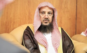 بالفيديو: حكم جمع صلاة الجمعة مع صلاة العصر حال نزول المطر؟ .. السليمان يجيب!