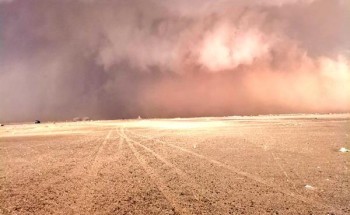 شاهد: سحابة كبيرة في سماء رابغ مصحوبة برياح شديدة وهطول أمطار وحبات البرد