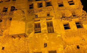 أمانة المنطقه الشرقية تواصل جهودها في أعمال برامج تحسين المشهد الحضري بإضاءة المنازل التراثية